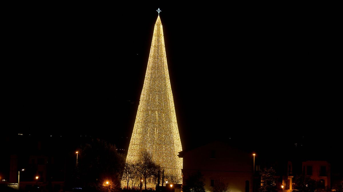 El árbol de Navidad más grande de Europa se encuentra en España: 65 metros y 24.000 luces