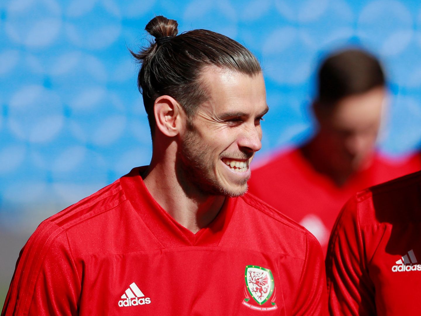 Bale, sonríe, en el entrenamieno con la Selección galesa. (Reuters)