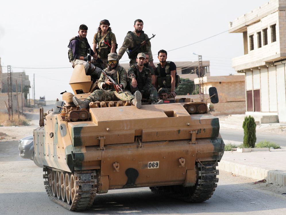 Foto: Rebeldes sirios apoyados por Turquía patruyan la ciudad de Tal Abyad. (Reuters)
