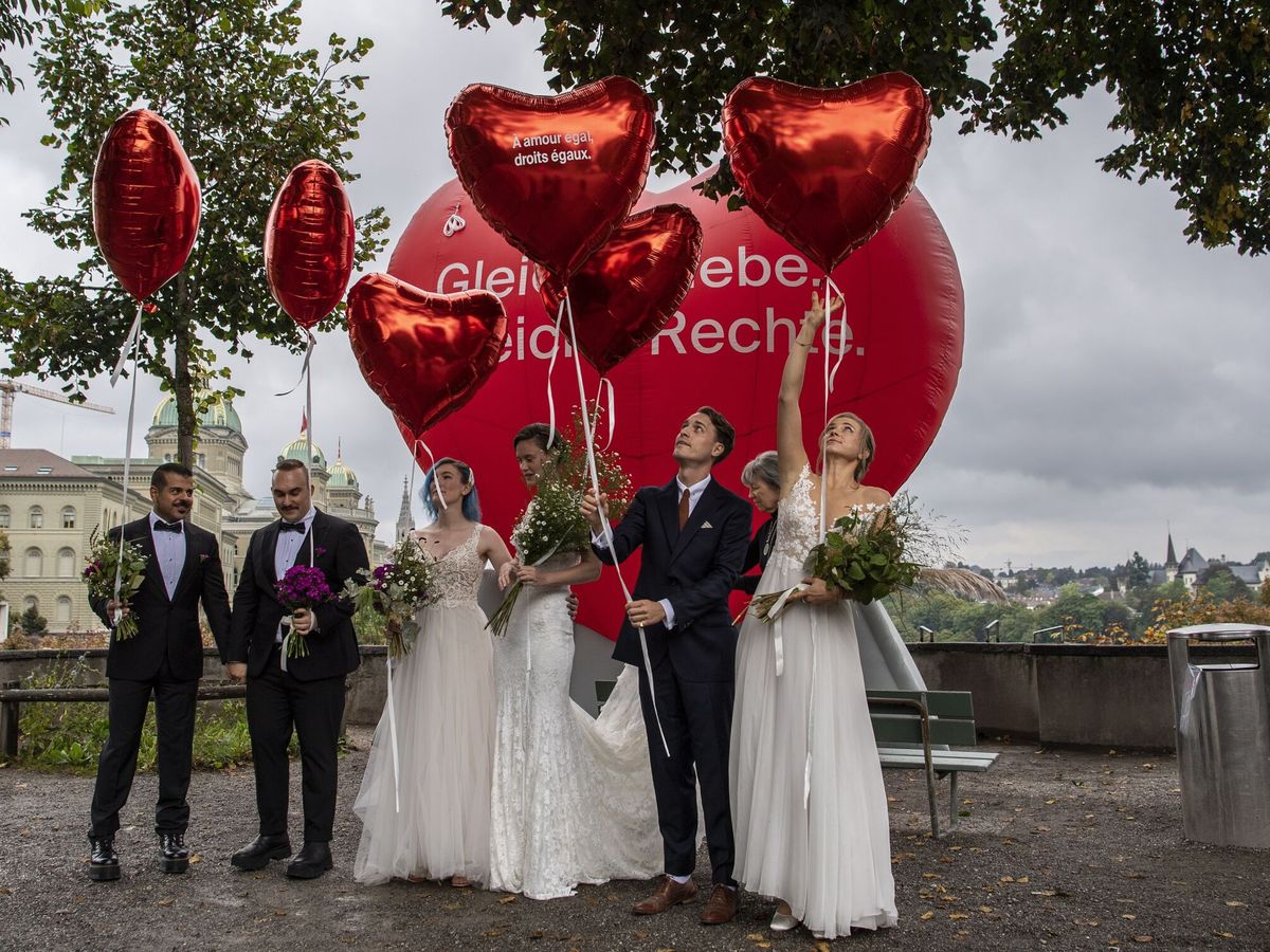 Foto: Varias parejas celebran la aprobación del matrimonio homosexual. (EFE)