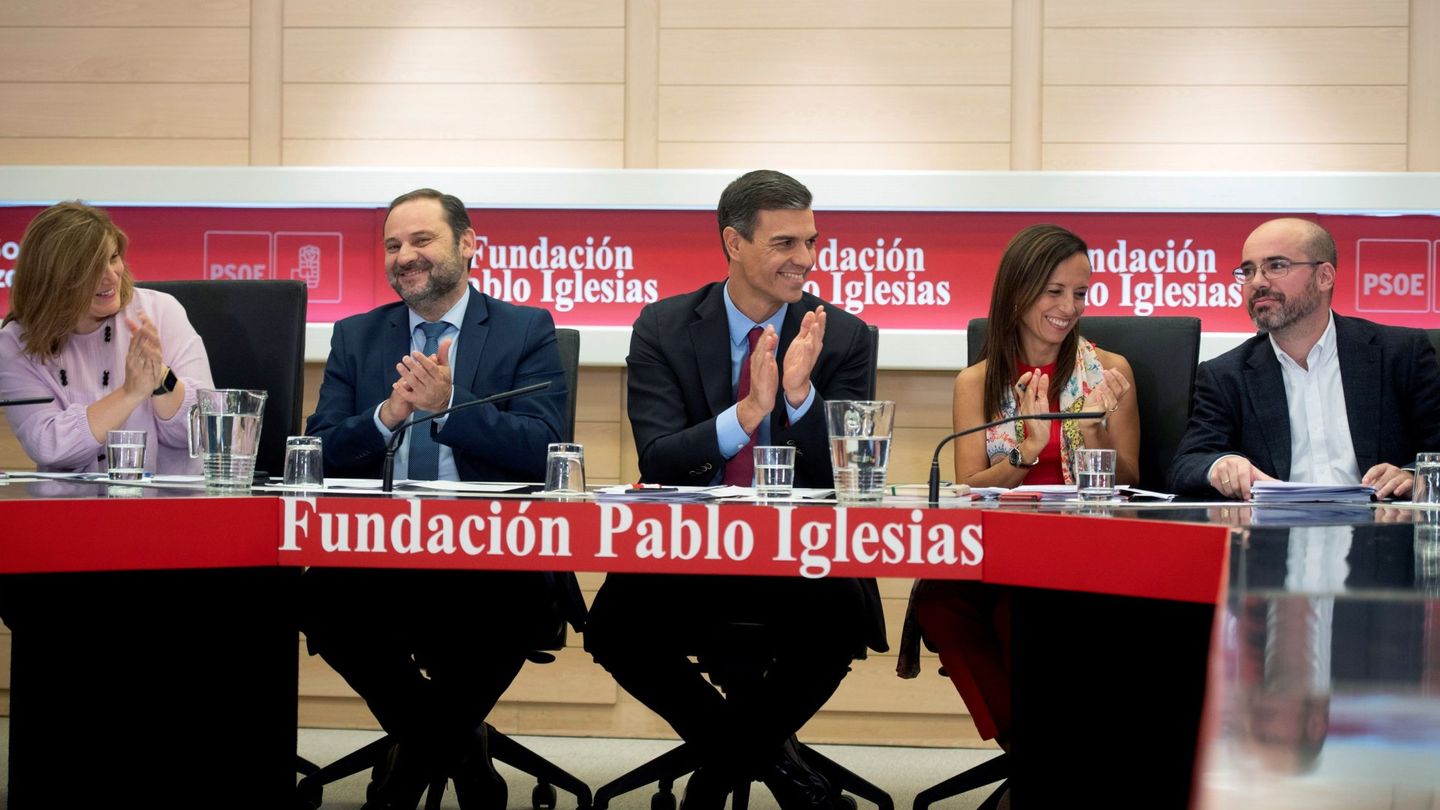 Pedro Sánchez, junto con Pilar Cancela, José Luis Ábalos, Beatriz Corredor y Fran Martín Aguirre, durante la reunión del patronato de la Fundación Pablo Iglesias que hizo a la exministra de Vivienda presidenta de la entidad, este 21 de septiembre. (EFE)