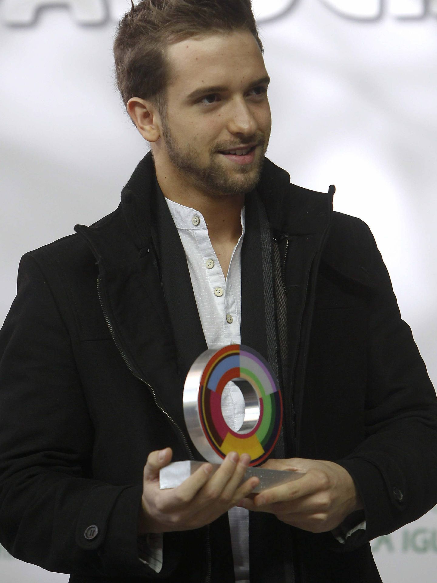 Pablo Alborán, tras recibir el Premio Andalucía Joven 2011. (EFE)
