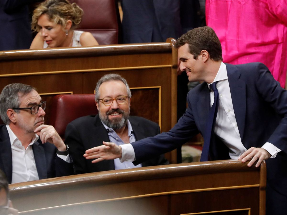 Foto: El presidente del PP, Pablo Casado (d), saluda a Juan Carlos Girauta (c) y José Manuel Villegas en el Congreso. (EFE)