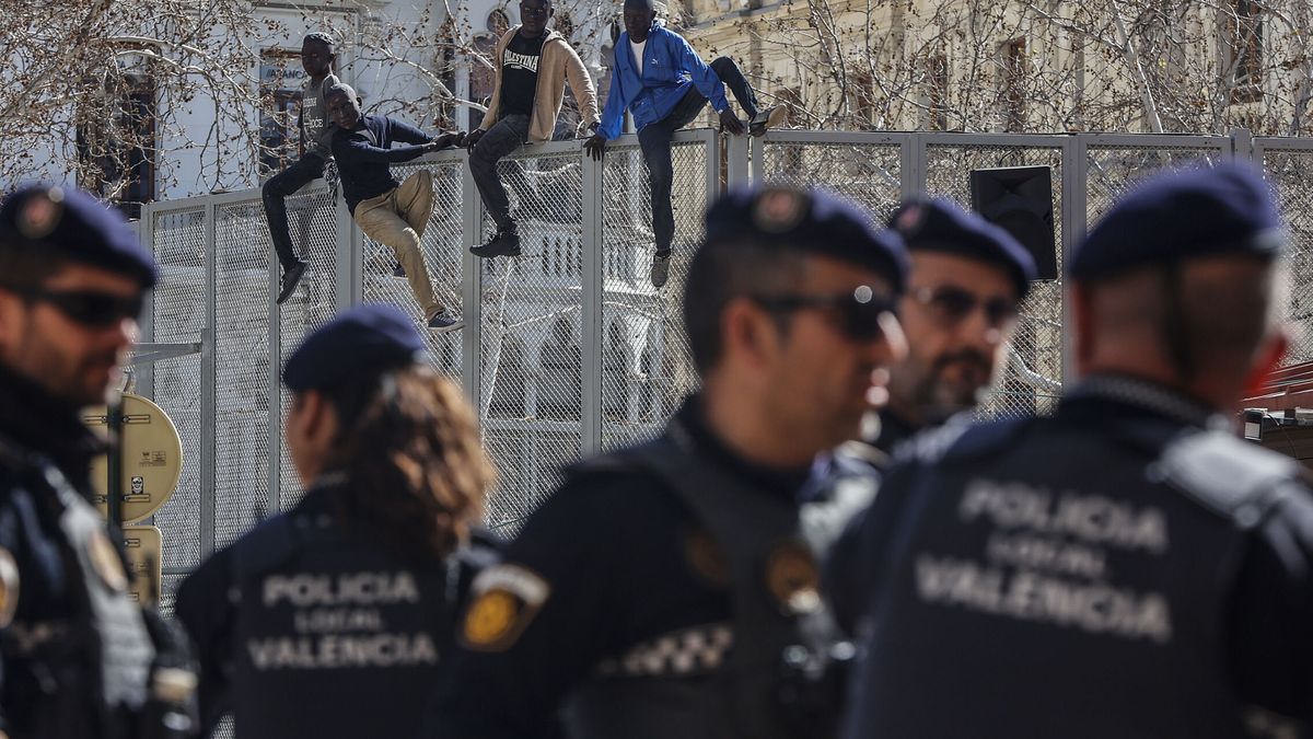 Valencia salva del fuego en la ‘Cremà’ a los polémicos ninots migrantes de la falla municipal del Ayuntamiento 