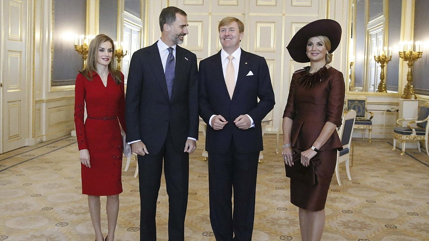 Los Reyes de España, don Felipe y doña Letizia, en el interior del palacio Noordeinden junto a Guillermo y Máxima de Holanda. (EFE)