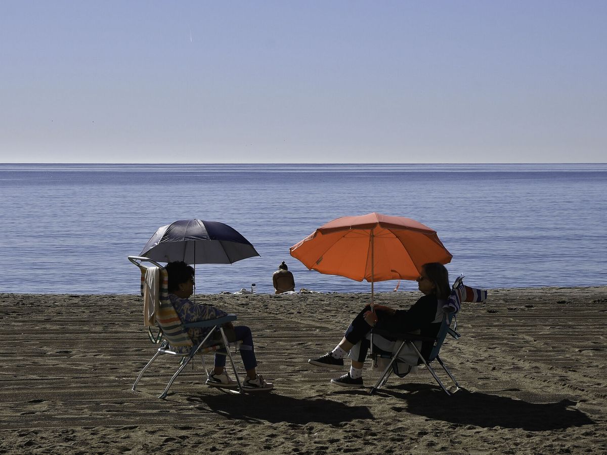 Foto: Varias personas disfrutan del buen tiempo en la playa almeriense de El Zapillo (EFE)