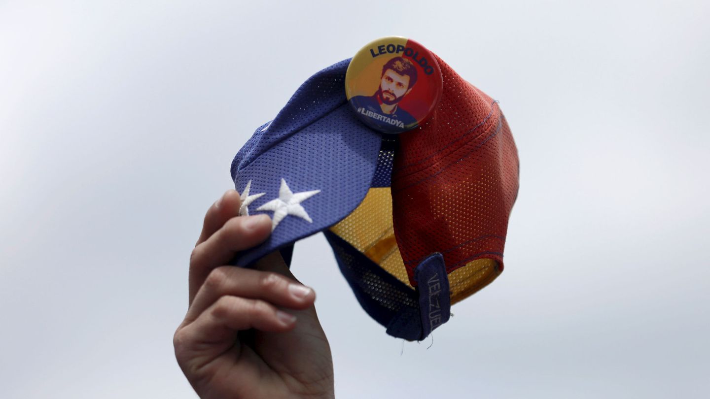 Gorra con la bandera venezolana y un pin de Leopoldo López. (EFE)