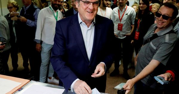 Foto: Ángel Gabilondo acude a votar en un colegio del centro de Madrid, este 26 de mayo. (EFE)