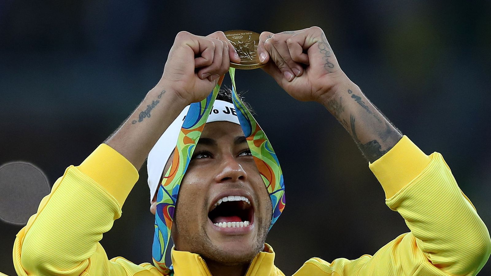 Foto: Neymar con la medalla de oro ganada tras imponerse Brasil a Alemania en la final de fútbol (EFE)