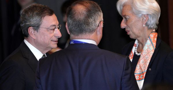 Foto: Christine Lagarde, hasta hace unos días presidenta del FMI, conversa con Mario Draghi. (Reuters)