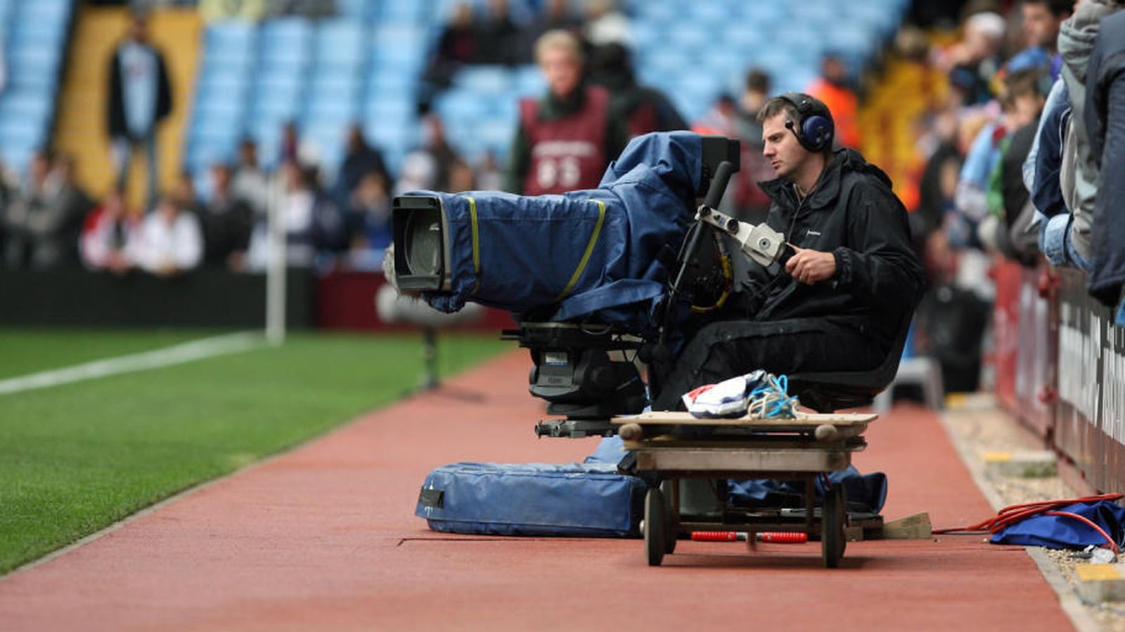 Foto: Un cámara de televisión durante la retrasmisión de un partido de fútbol (EFE)