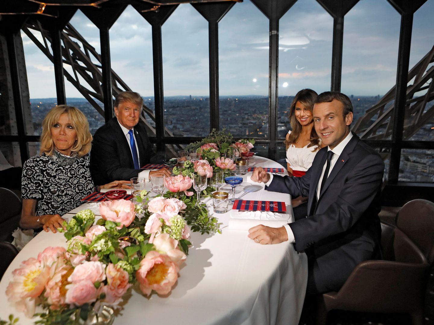 Donald J. Trump (2-i), la primera dama Melania Trump (2-d), el presidente de Francia Emmanuel Macron (d) y la primera dama de Francia Brigitte Macron (i) en una cena en la Torre Eiffel. (Reuters)