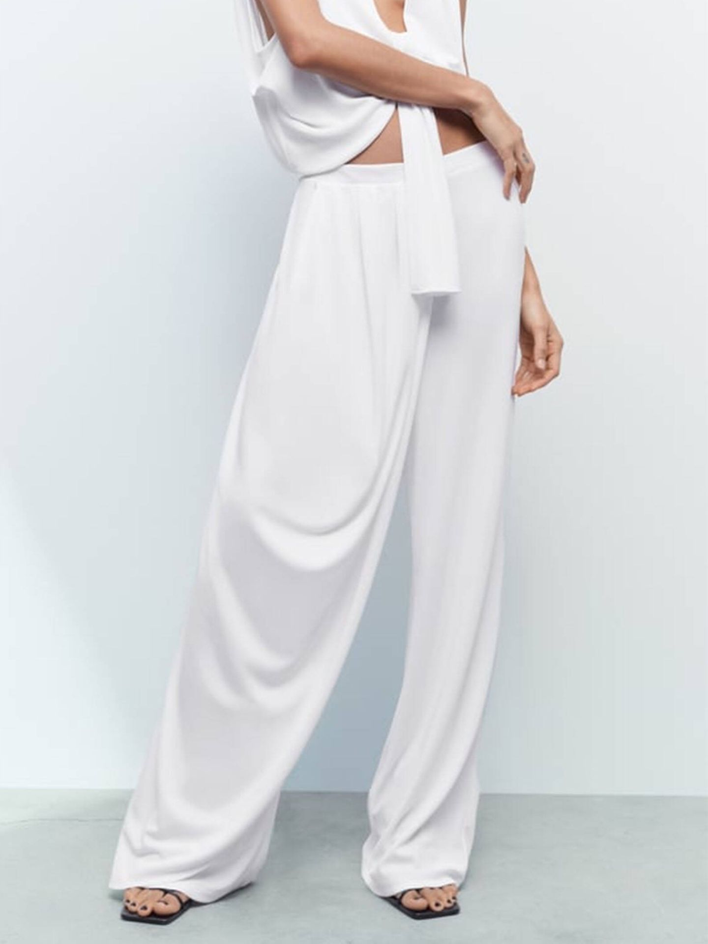Ancho, cómodo y original: así es el nuevo pantalón blanco estilo pareo. (Zara/Cortesía)