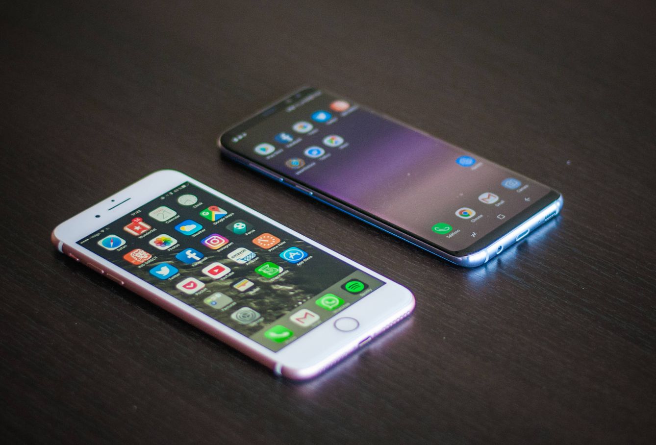 Al lado de un iPhone 7 Plus, el Galaxy S8 es más estilizado a pesar de contar con una pantalla más grande. (Carmen Castellón)