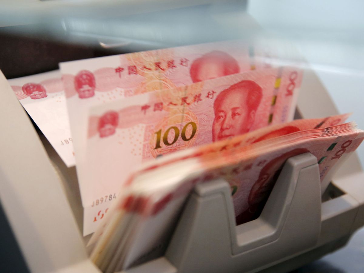 Foto: Billetes de 100 yuan son contados en un banco comercial de Pekín. (Reuters)