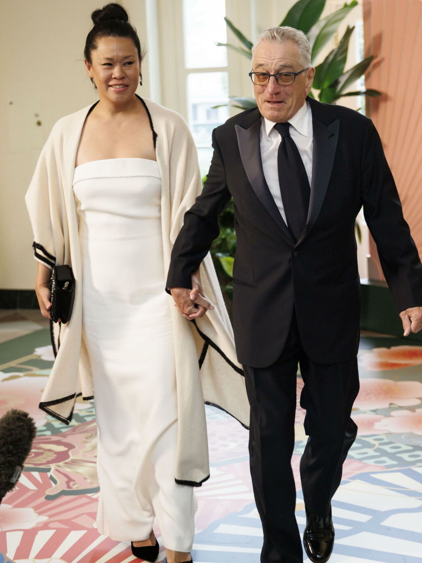Robert De Niro y Tiffany Chen a su llegada a la Casa Blanca. (EFE)