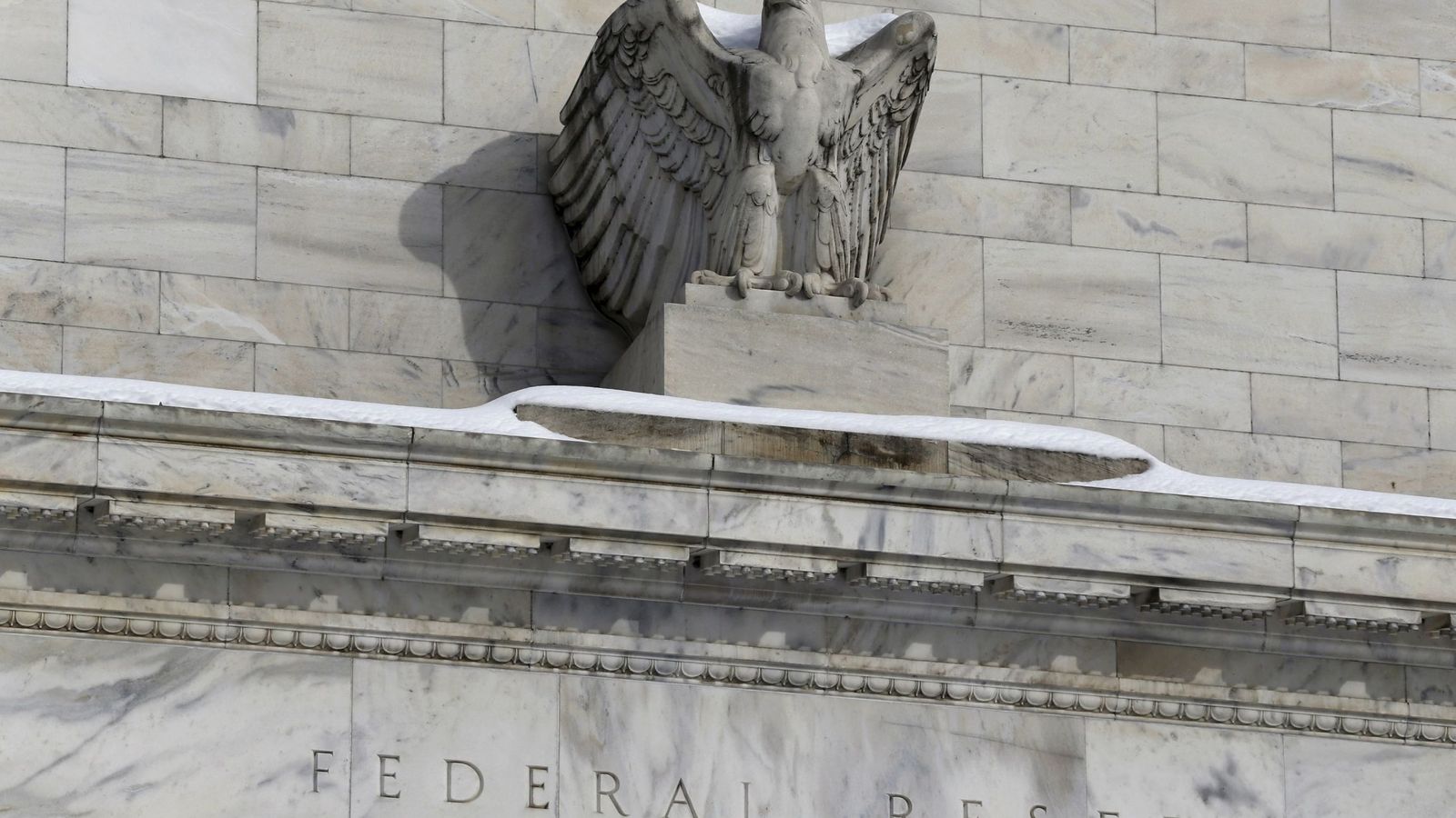 Foto: Detalle de la estatua del águila situada en la fachada de la sede de la Fed en Washington. (Reuters)