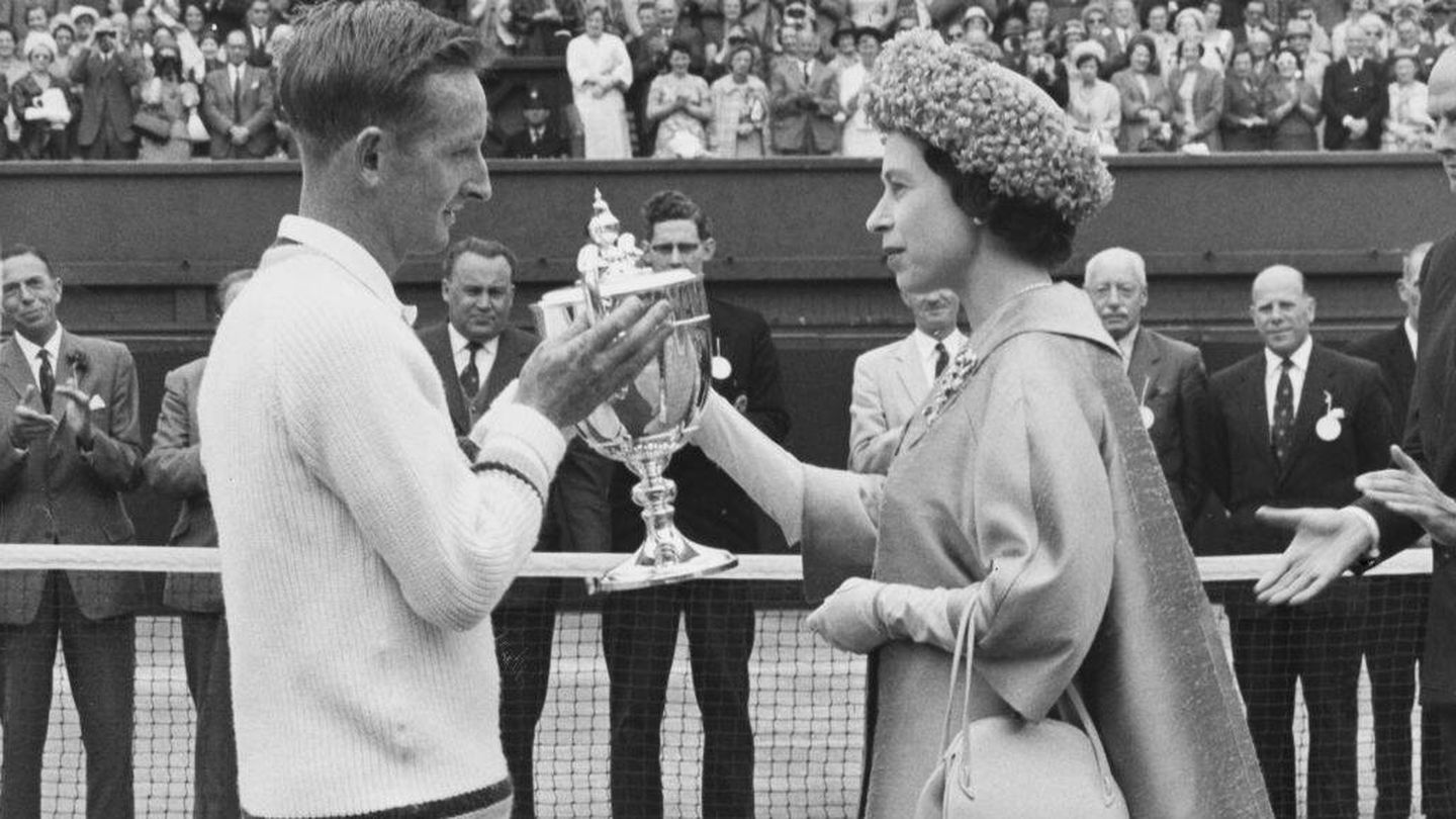 Isabel II y Rod Laver, en 1962. (Getty)