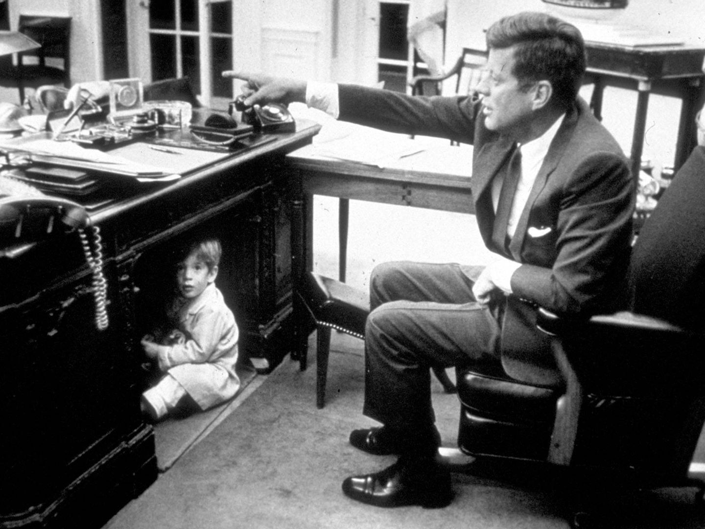 El pequeño John jugando en el despacho de su padre en la Casa Blanca. (Getty)
