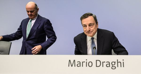 Foto: El presidente del Banco Central Europeo (BCE), Mario Draghi (dcha), y el vicepresidente Luis de Guindos. (EFE)