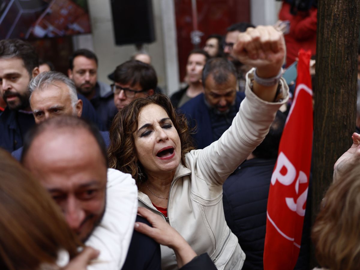 Foto: María Jesús Montero saluda a un grupo de simpatizantes tras la celebración del Comité Federal del PSOE. (EFE/Rodrigo Jiménez)