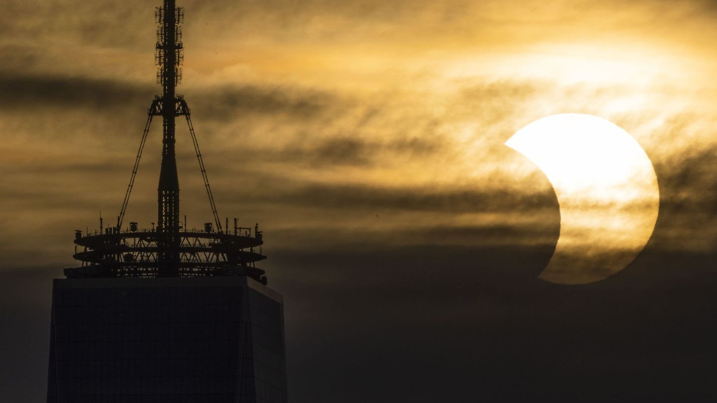 El eclipse solar, sobre el World Trade Center de Nueva York. (EFE)