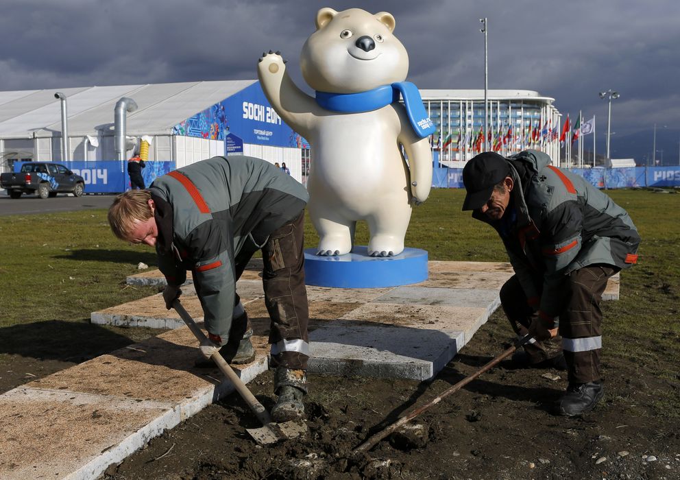 Foto: Dos obreros trabajan ayer en el Olympic Park de Sochi (Reuters).
