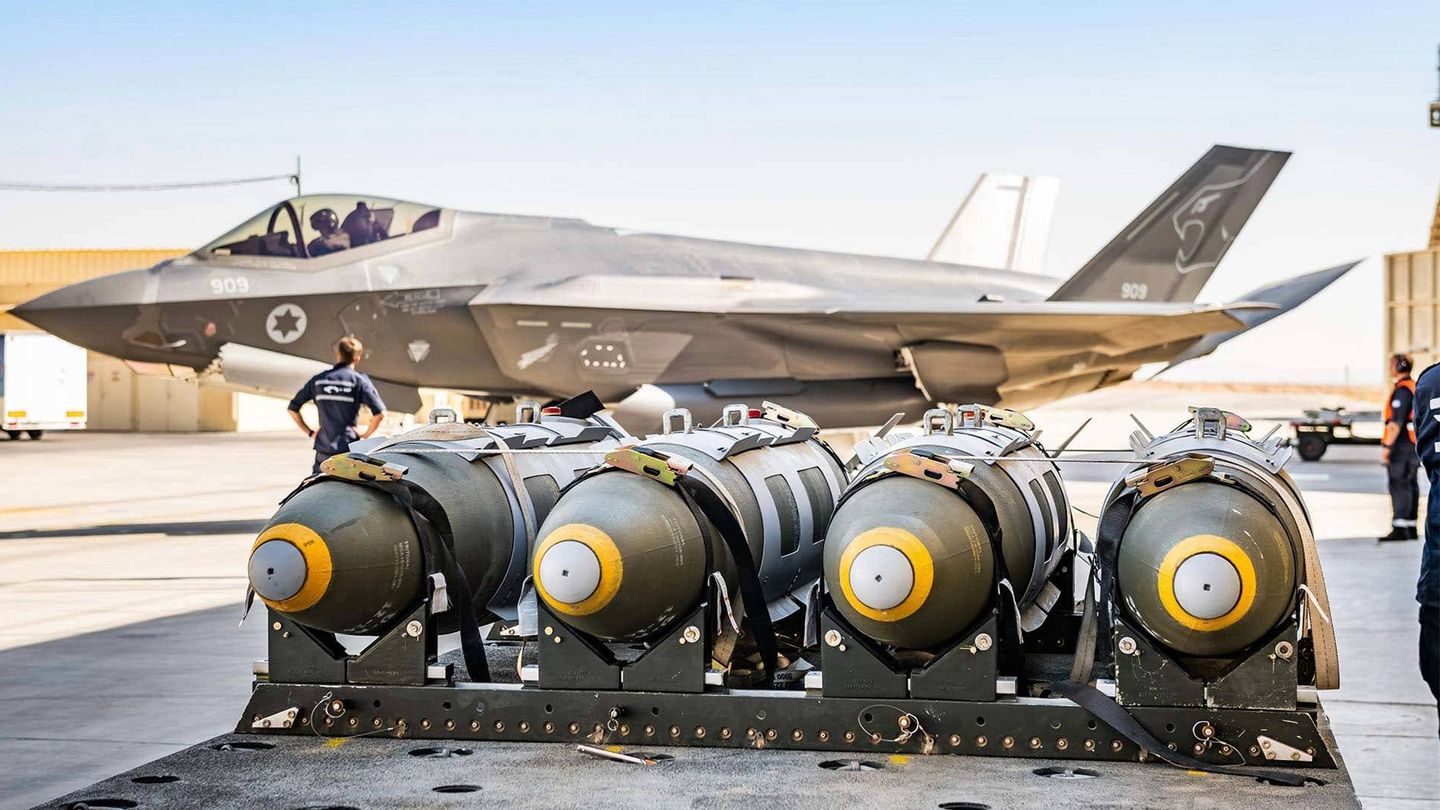 Bombas explosivas (para uso real) de 2000 libras listas para cargarse en aviones F-35 Adir. (IAF)