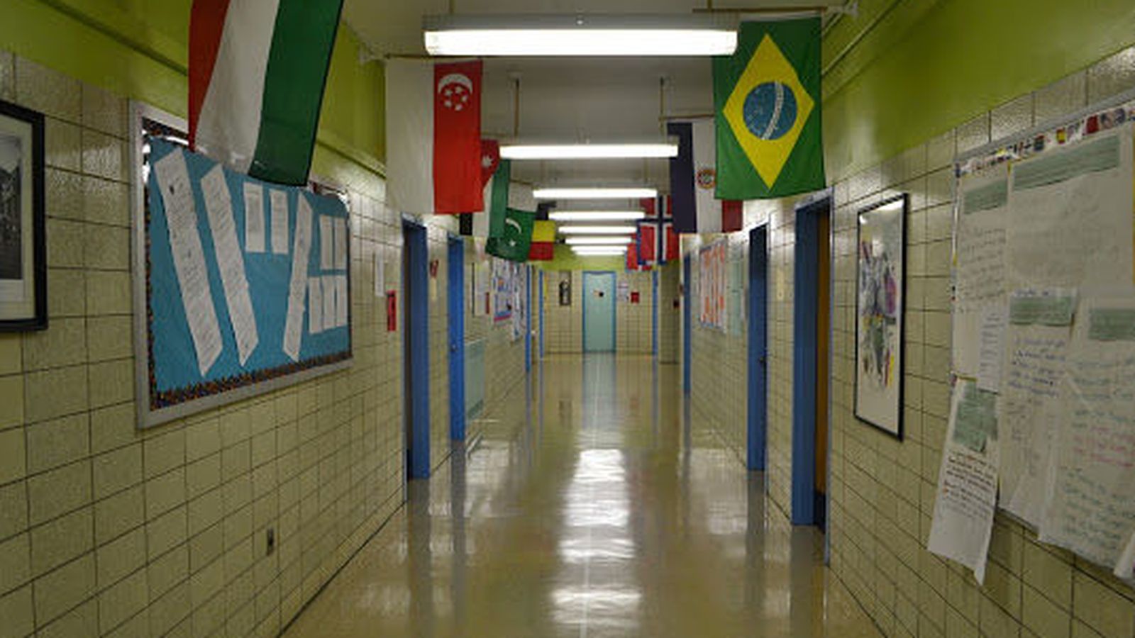 Foto: Los pasillos de la Henry School International Studies, donde impartió clase Boland.