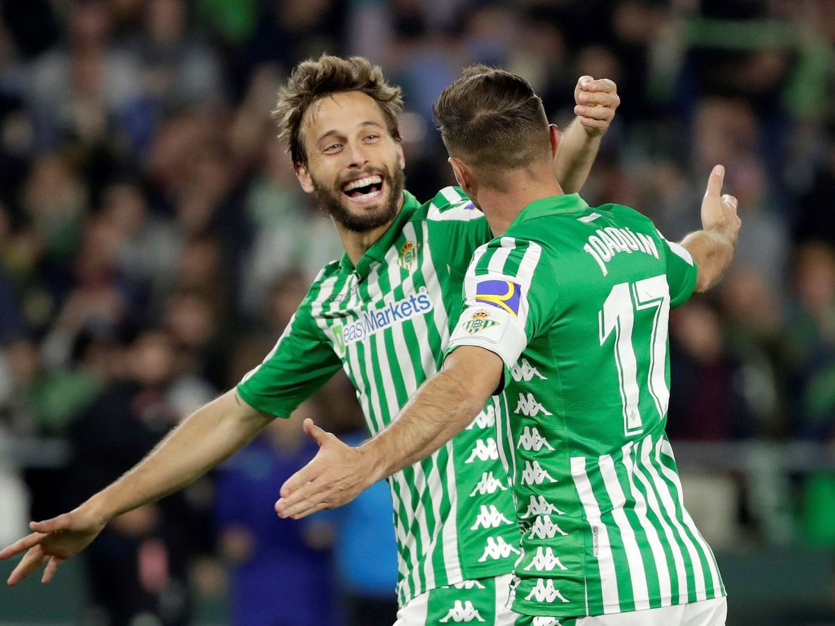 Foto: Canales y Joaquín celebran un gol del Real Betis. (EFE)