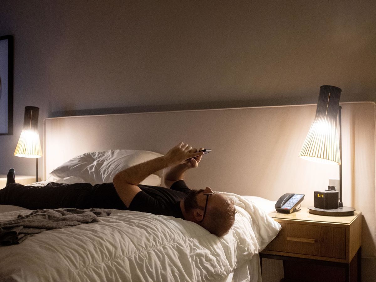 Foto: Las pantallas se comen las horas de sueño. (EFE/Scott Howes)