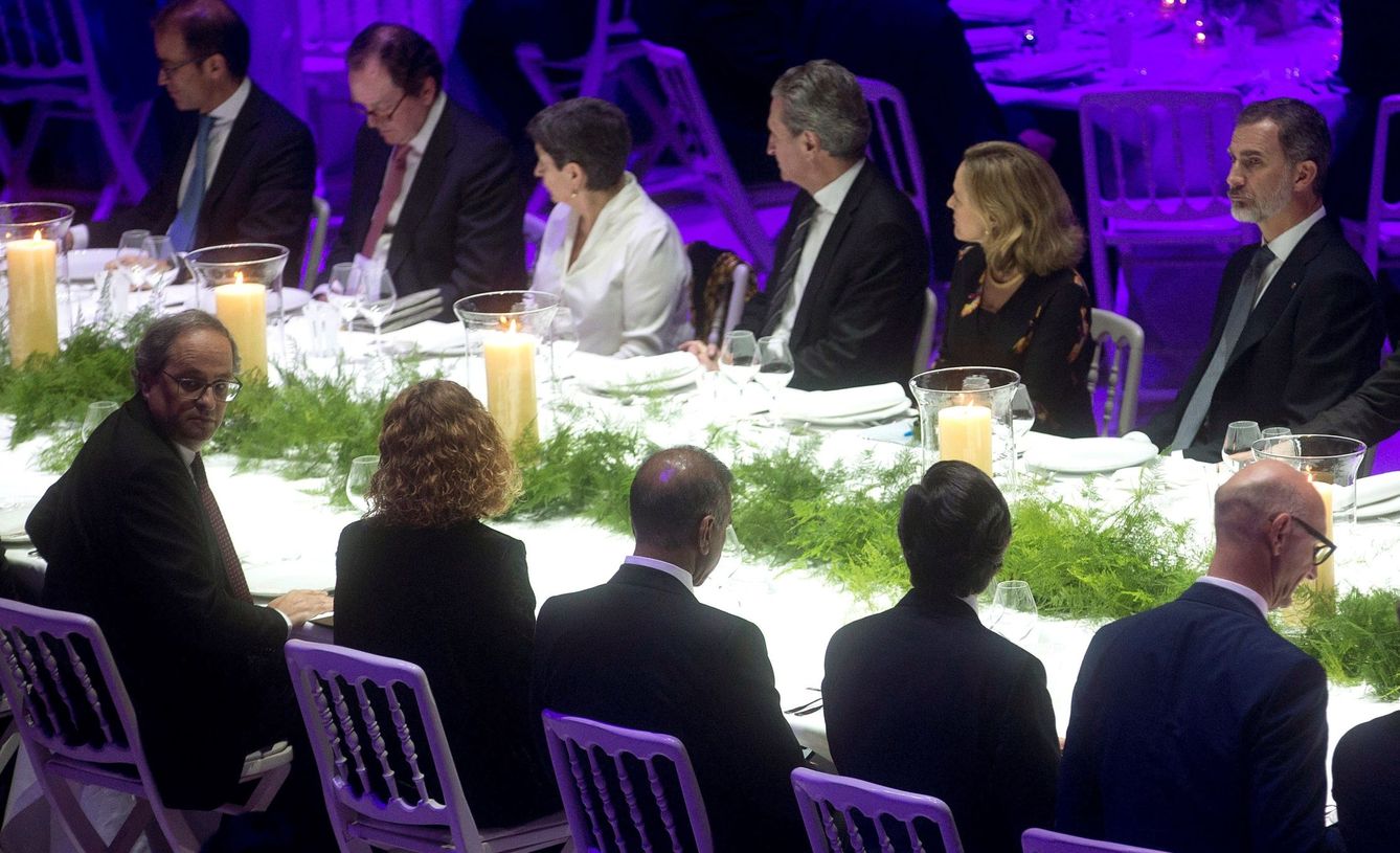 Felipe VI y el president Quim Torra, durante la cena de inauguración del Mobile World Congress. (EFE) 