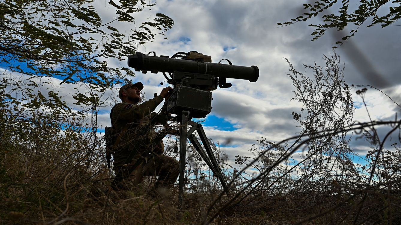 Foto: Un militar ucraniano comprueba un lanzacohetes antitanque Skif. (Reuters/Stringer)