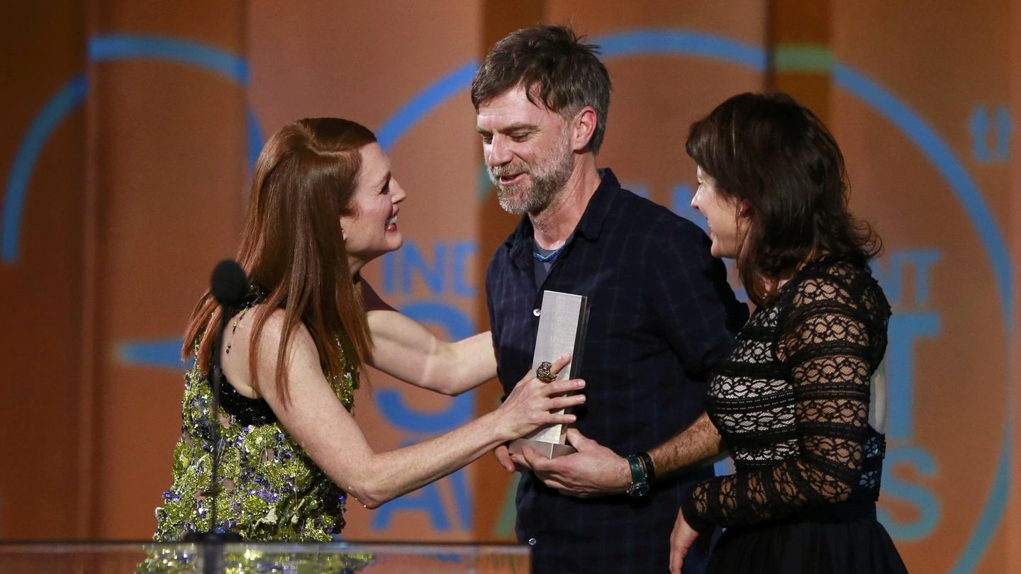 Paul Thomas Anderson recibiendo un premio de manos de la actiz Julianne Moore en 2015 por 'Puro vicio'. (Reuters/Adrees Latif)