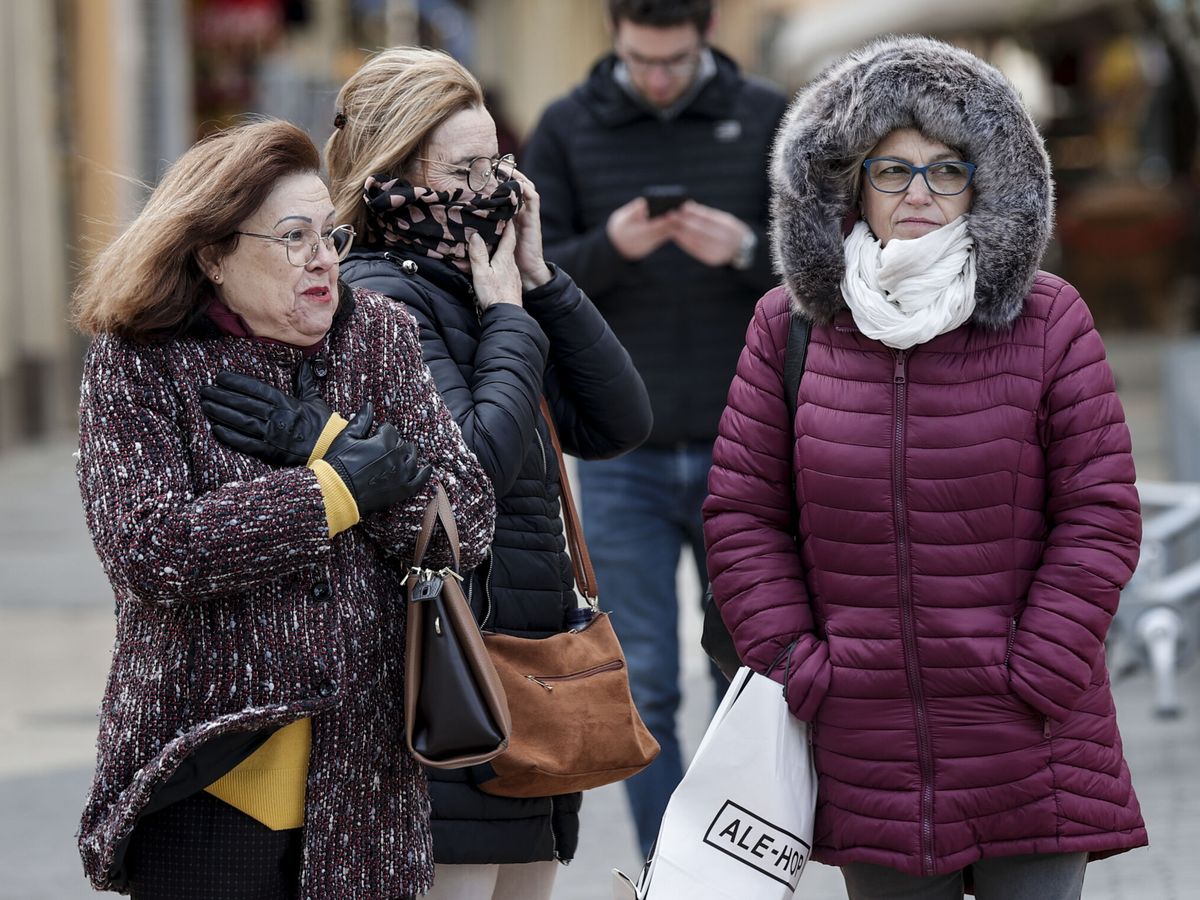 Foto: Tres mujeres se protegen del viento y el frío con abrigos, bufandas y guantes. (EFE/Manuel Bruque)