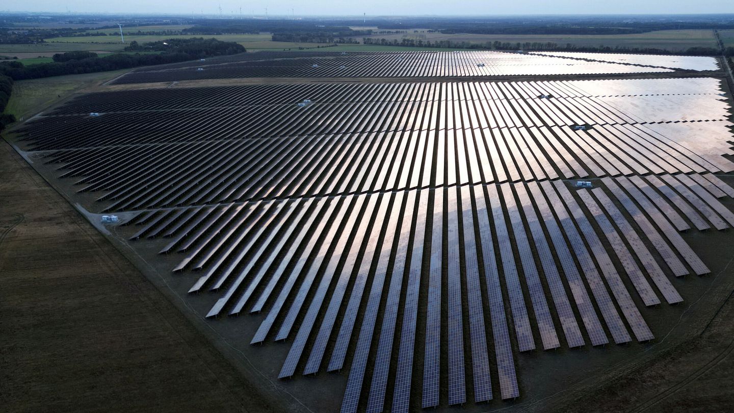 Granja de paneles solares. (Reuters)