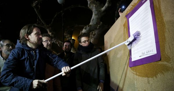 Foto: El líder de Podemos, Pablo Iglesias, pega un cartel de la formación durante el arranque de la campaña del 20-D en Villaralbo, Zamora. (EFE)