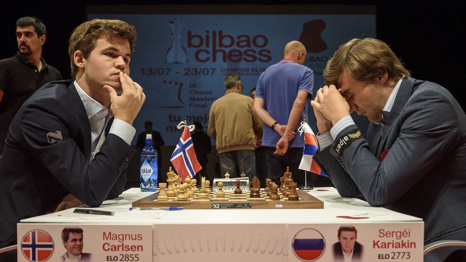 Foto: Magnus Carlsen (i) y Serguéi Karjakin (d). (EFE)