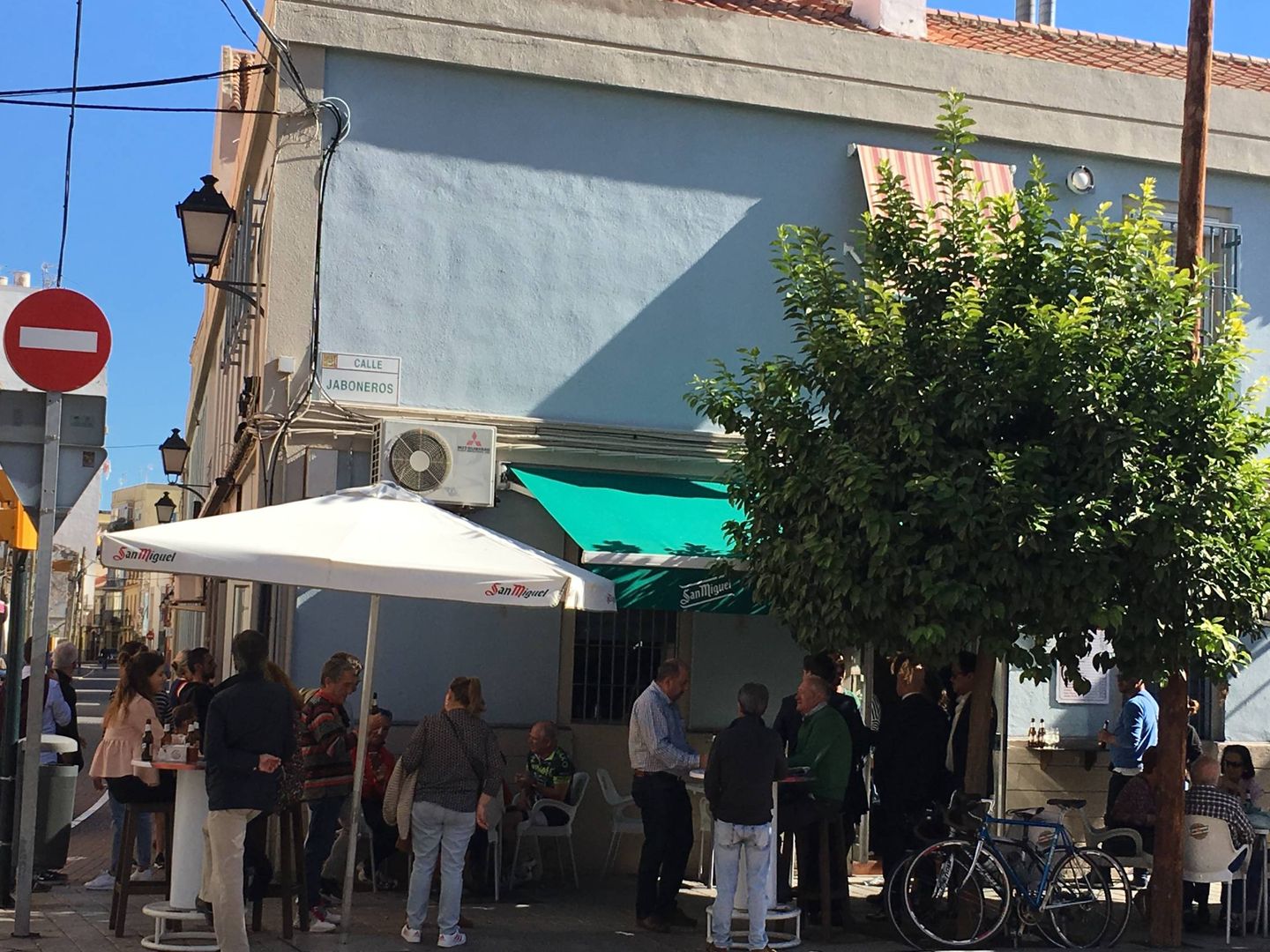 Bar El Remo, en el barrio de la Trinidad de Málaga, frecuentado por Chiquito de la Calzada (Agustín Rivera).