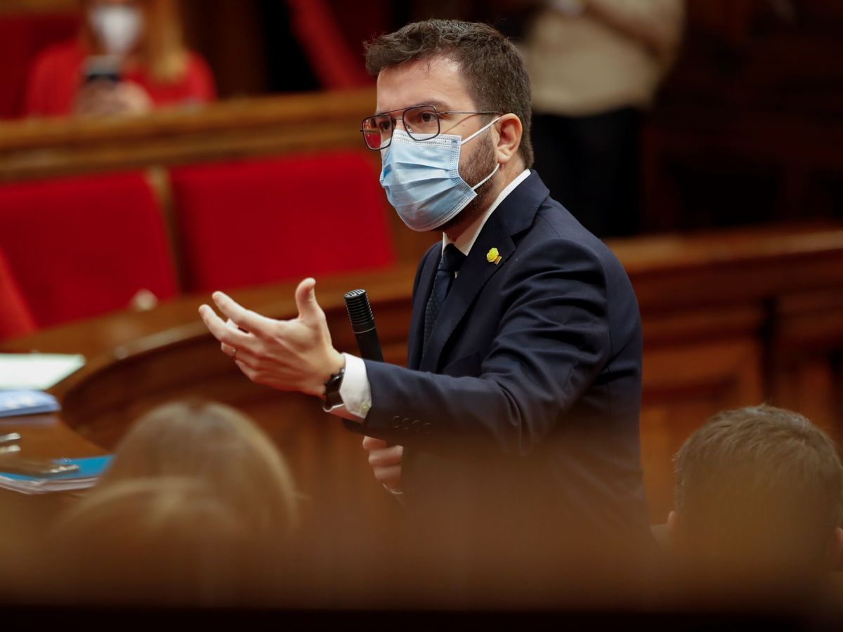 Foto: El presidente de la Generalitat, Pere Aragonès, durante una sesión de control en el Parlament. (EFE/Marta Pérez)