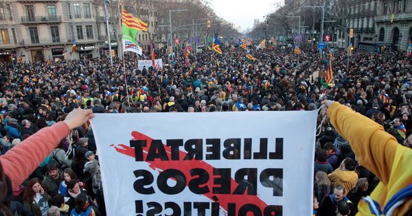 Foto: Foto de archivo de una jornada de huelga en Cataluña en febrero. (EFE)