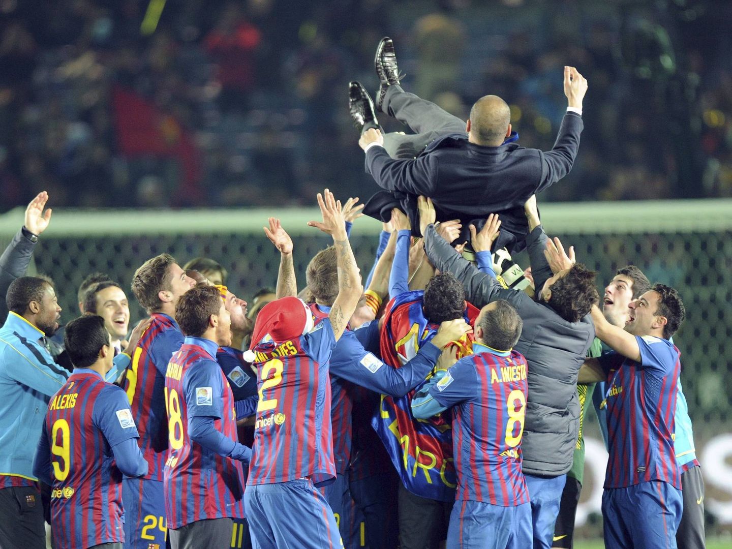 Guardiola, manteado por sus jugadores cuando estaba en el FC Barcelona. (EFE/Kennedy Brown)  