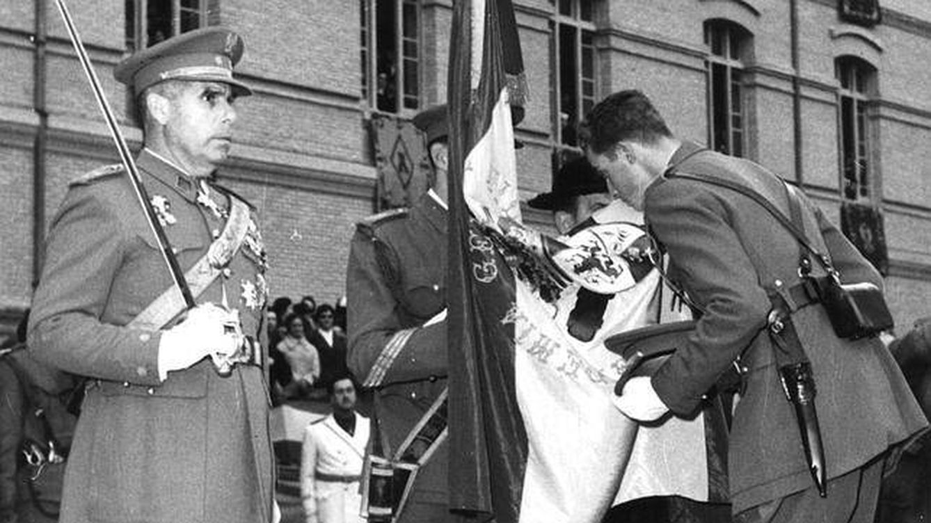 El príncipe Juan Carlos, jurando bandera en Zaragoza. (EFE)