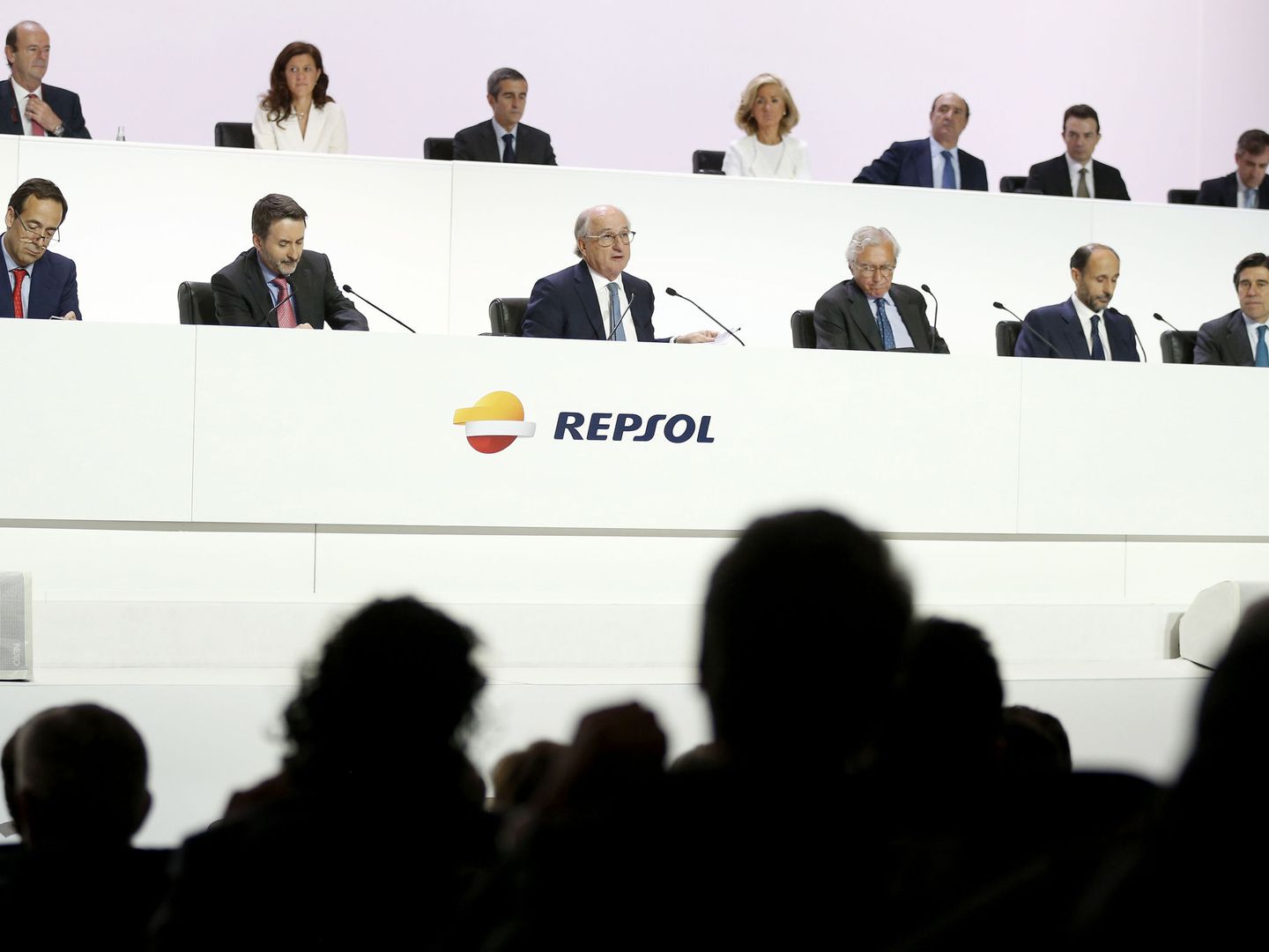 Foto de archivo del presidente de Repsol, Antonio Brufau, acompañado por el consejero delegado, Josu Jon Imaz y el resto de consejeros. 
