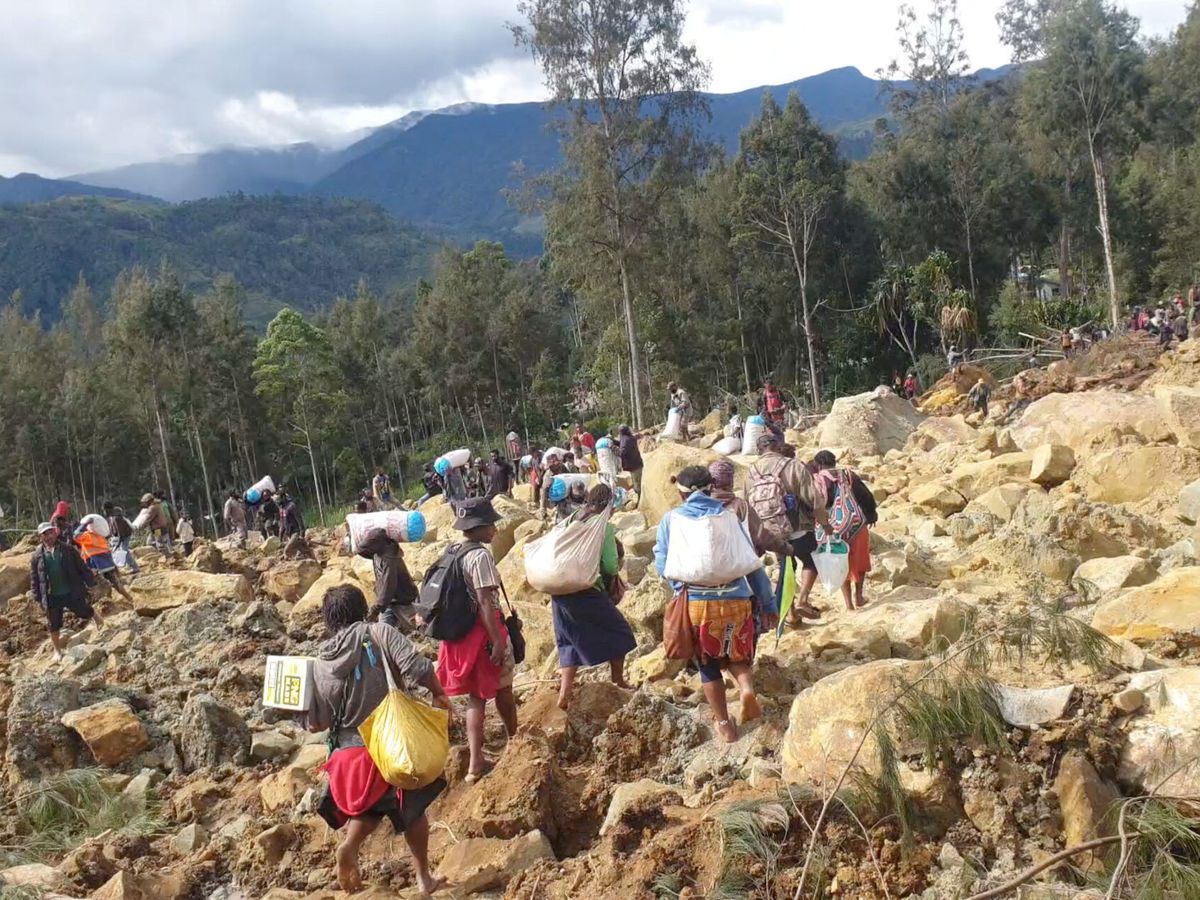 Foto: Lugareños intentan salvar sus pertenencias tras la avalancha de tierra en la provincia de Enga, en Papúa Nueva guinea. (Reuters/Andrew Ruing)