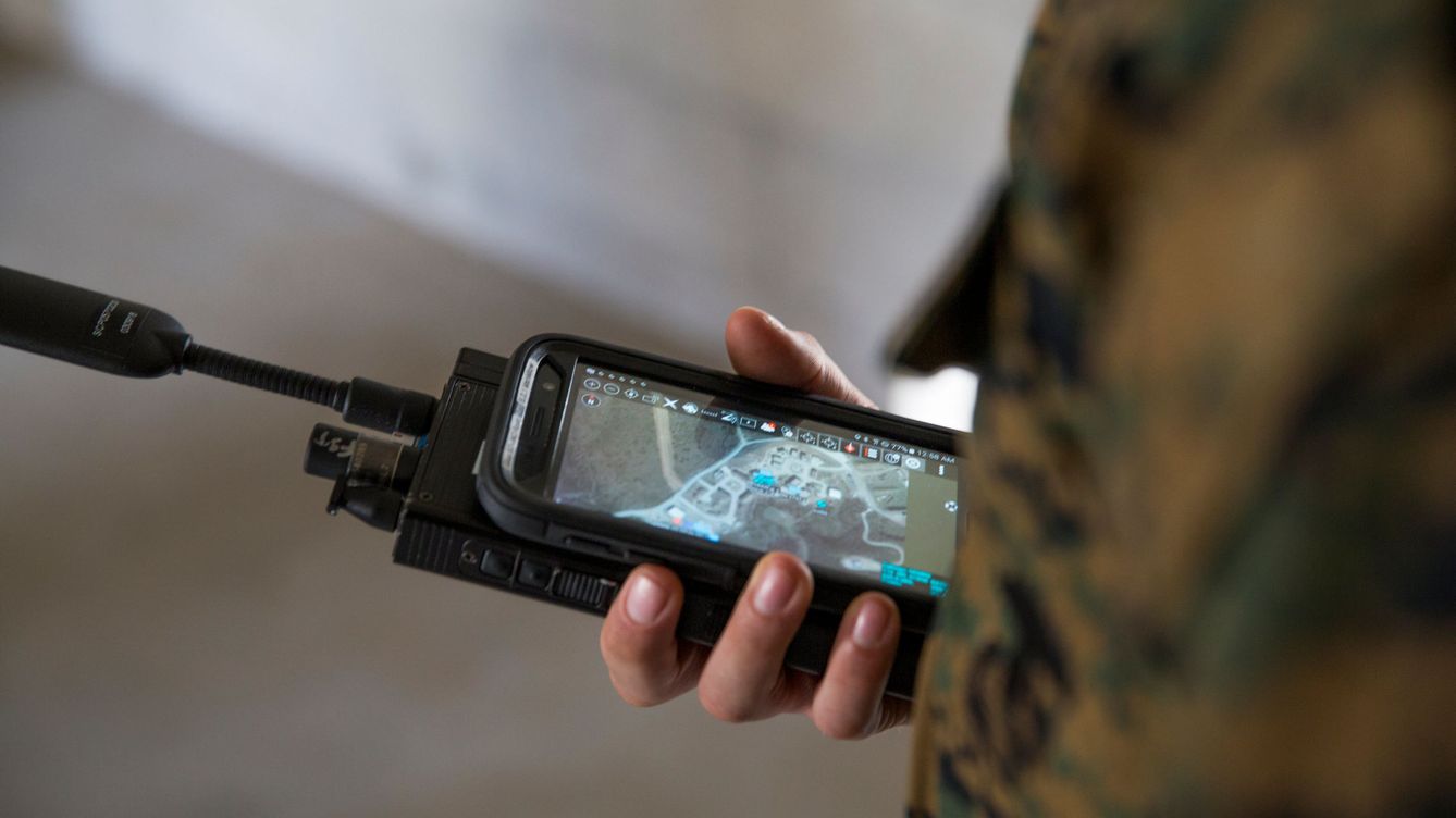 Foto: Un marine estadounidense utiliza una radio de comunicaciones con localización GPS en tiempo real. (Reuters/Handout/Cutler Brice)