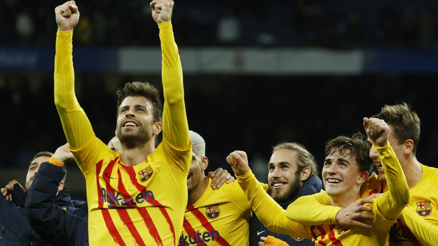 Piqué y los jugadores del Barcelona celebran la victoria contra el Real Madrid en el Bernabéu