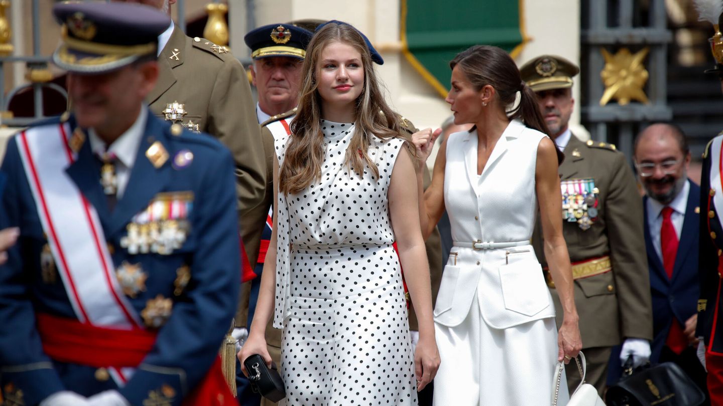 La princesa Leonor, seguida por la reina Letizia, durante la entrega de despachos a los nuevos oficiales del Ejército de Tierra, en la Academia General Militar de Zaragoza. (EFE/Javier Cebollada) 