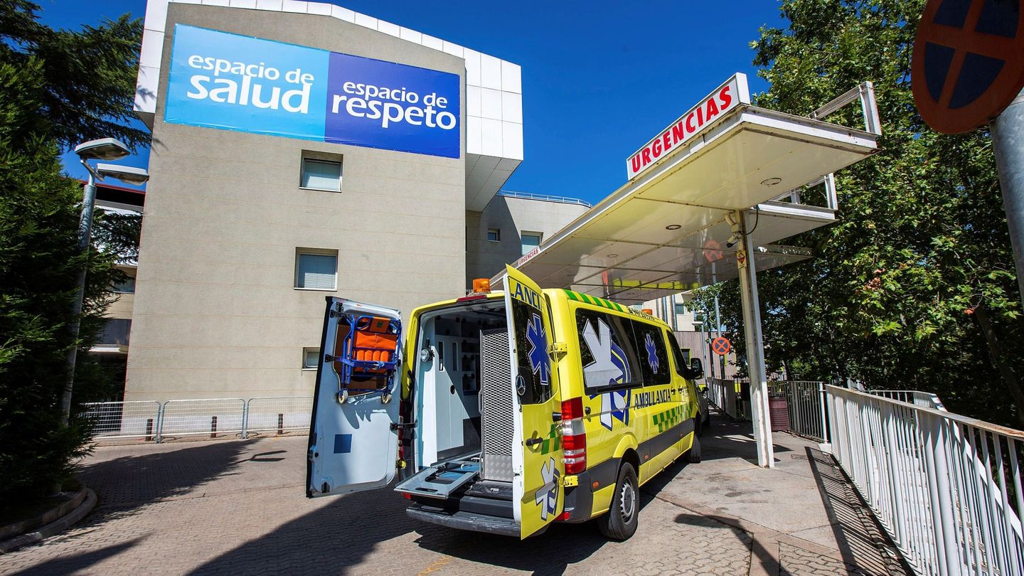 Vista de una ambulancia en el hospital Santos Reyes de Aranda de Duero. (EFE)