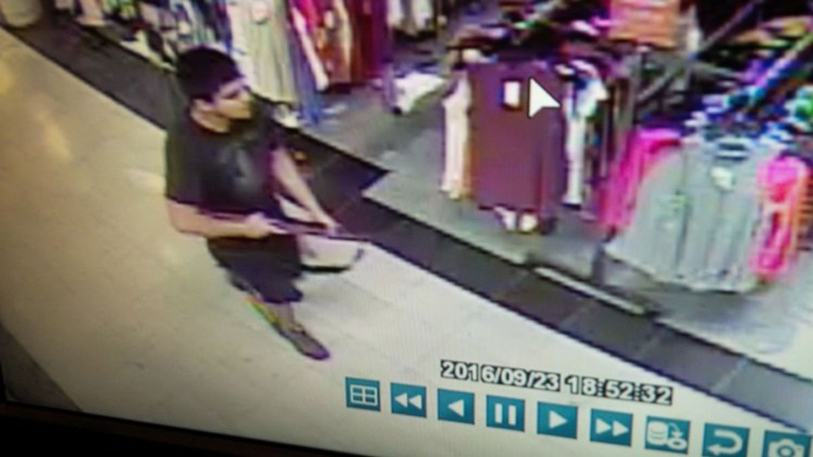 Foto: Imagen de una cámara de seguridad del centro comercial. (Reuters)